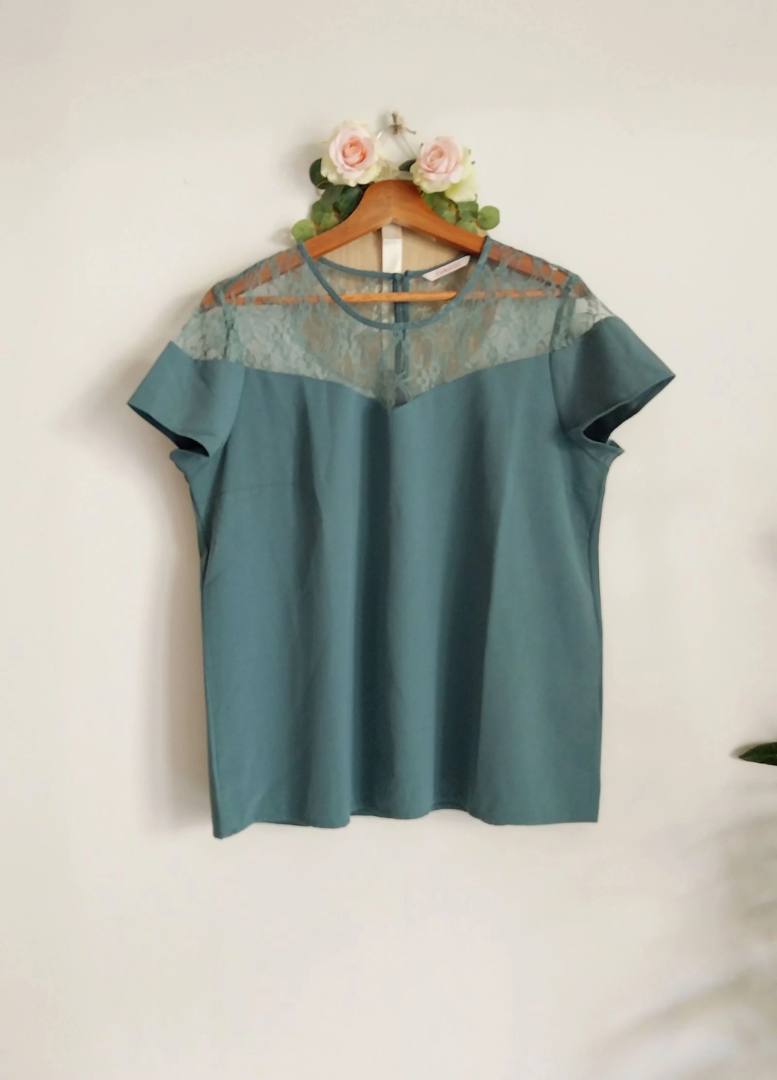 Sage green top with fine lace bust Camaieu Size 42 – photo 3